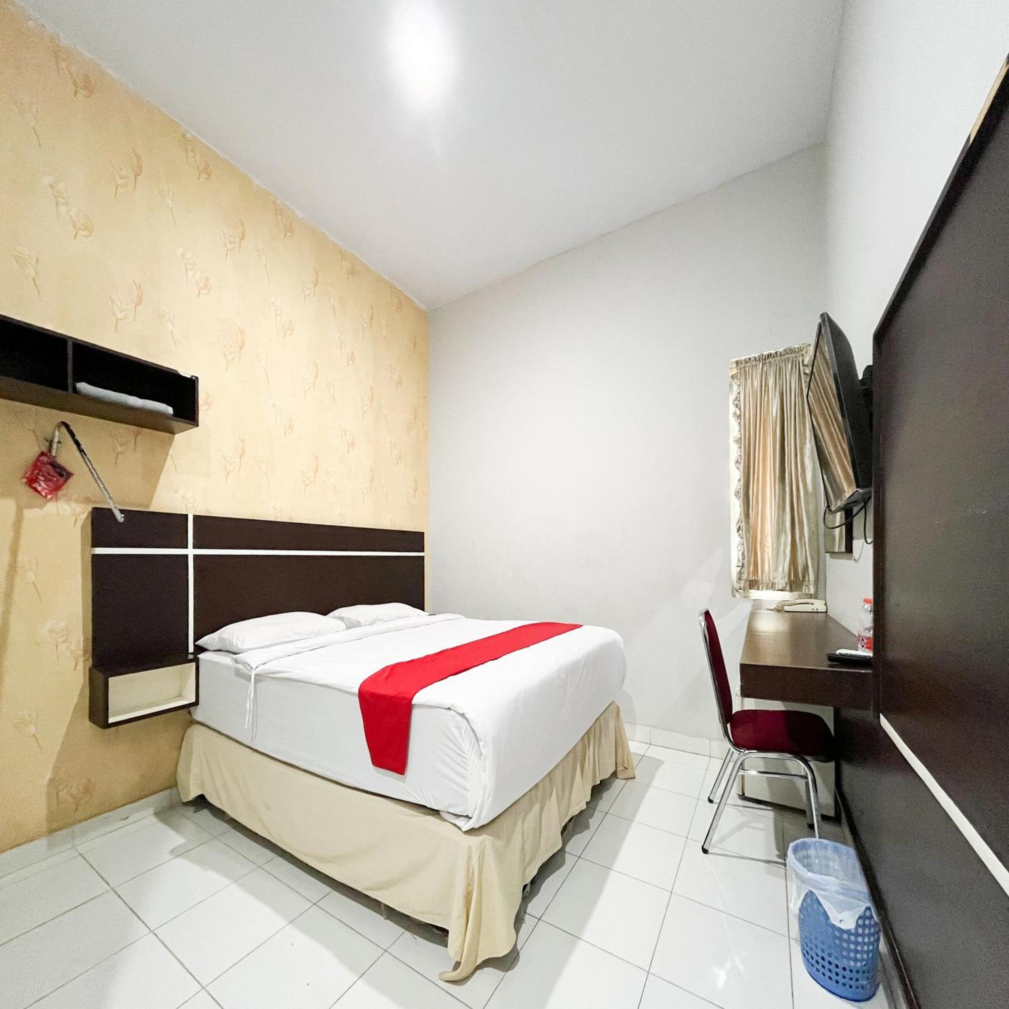 Reddoorz At Lucky Inn Panakukkang Makassar Macáçar Exterior foto